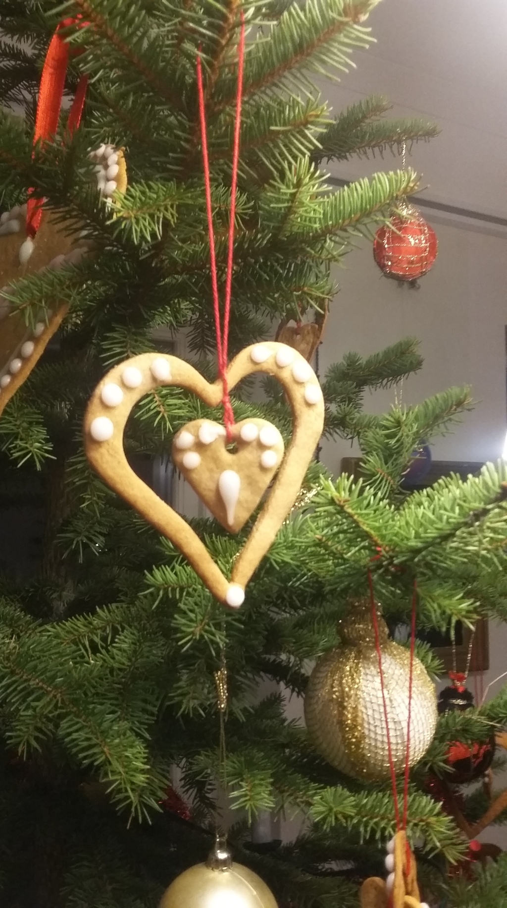 Julgransdekorationer av pepparkaka- Christmas decorations of gingerbread
